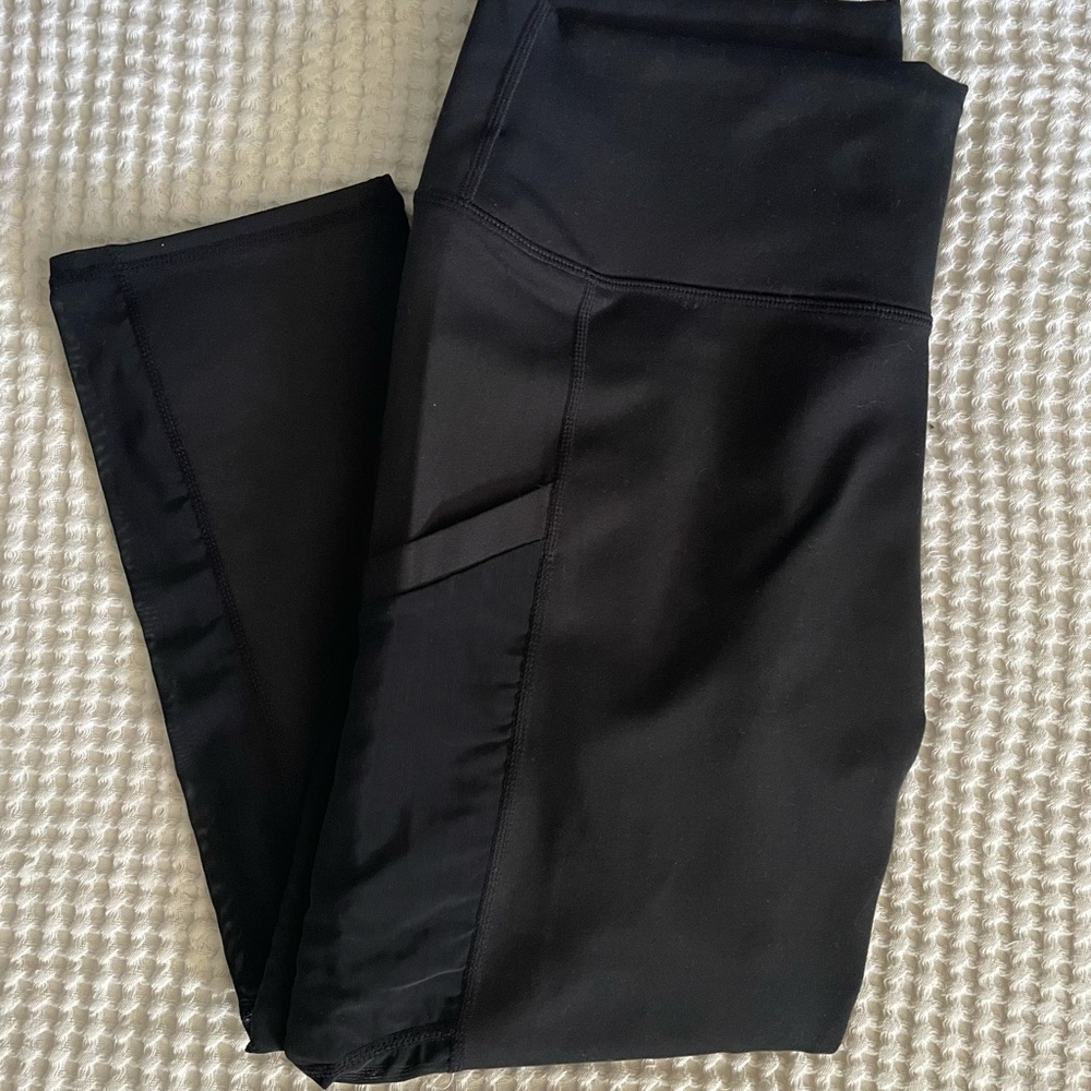 Women’s Fabletics capris. Large. NWT! ⭐️